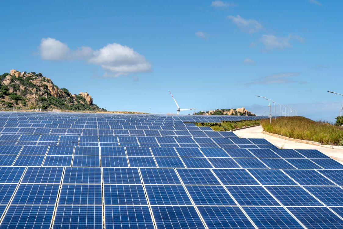 Ellentmondás: Indiában áramhiány van, mégis a megtermelt napenergia több mint 4 százalékát veszni hagyják