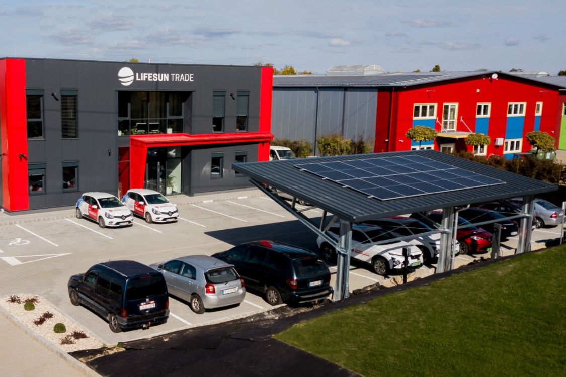 Saját energia a telephelyen: ettől hatékony egy napelemes autóparkoló