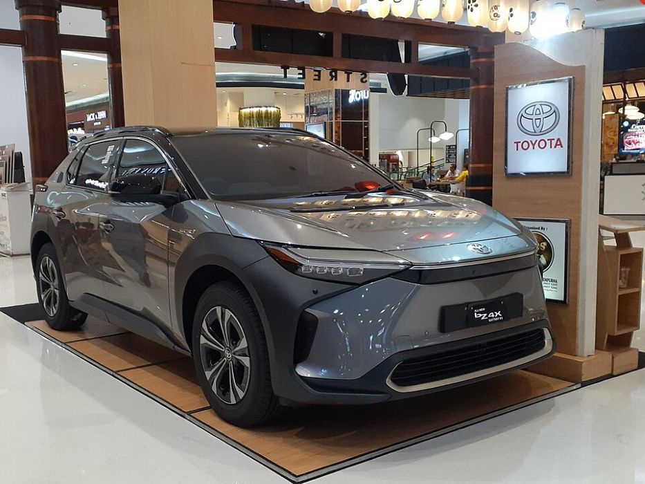 Míg más vállalatok visszavonulót fújtak, a Toyota felgyorsítja az e-autók gyártását