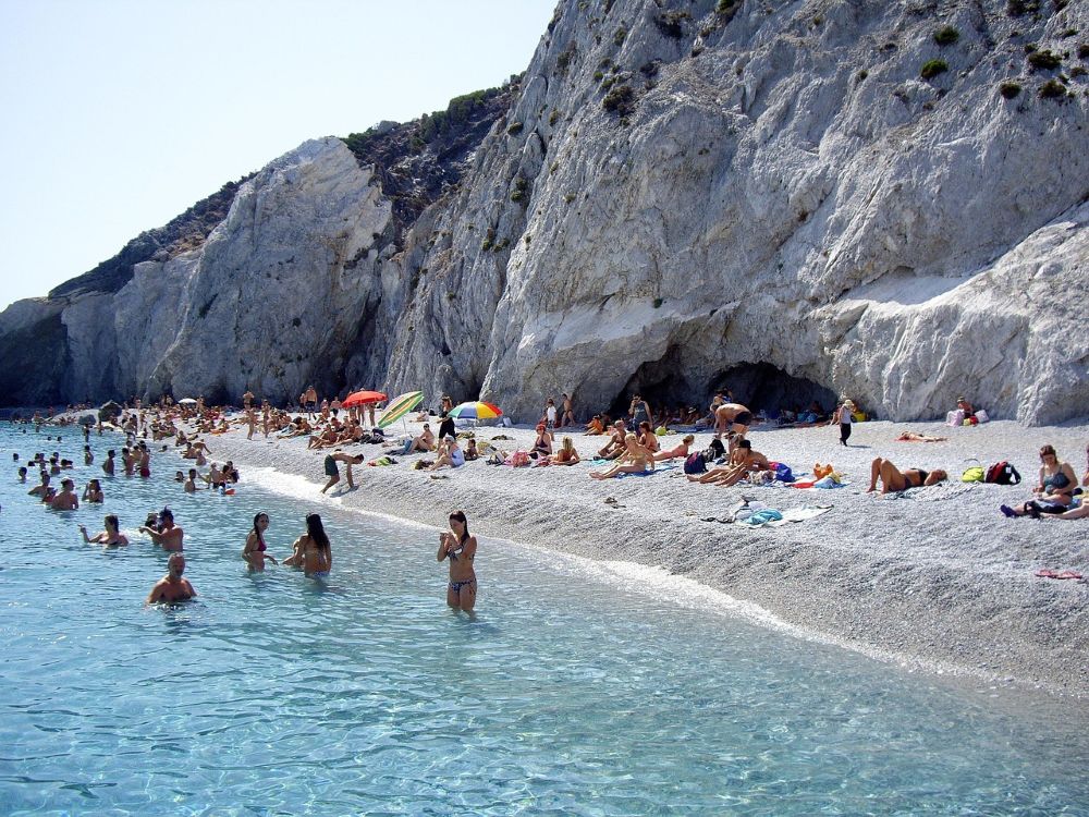 Új veszély fenyegeti Európa strandjait: a felmelegedő tengerekben terjedhet a „húsevő baktérium”
